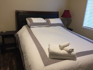 3 bedrooms, iron/ironing board, internet, bed sheets - Charming Singingwood House (Sacramento)