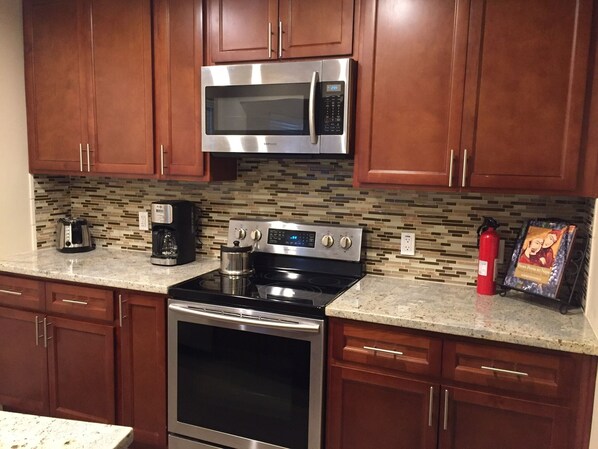 Fridge, microwave, oven, stovetop - Charming Singingwood House (Sacramento)