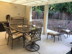 Outdoor dining - Charming Singingwood House (Sacramento)