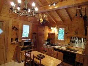 Kylskåp, mikrovågsugn, ugn och spishäll