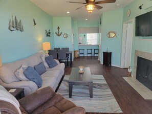 Televisión, reproductor de DVD, libros y videoteca 