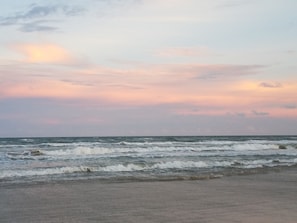 A beach with waves crashing onto the shore under a cloudy sky. - Beach Getaway, Short Stroll From The Beach, Sleeps 8, Pool, Hot Tub, and Gym (Corpus Christi)