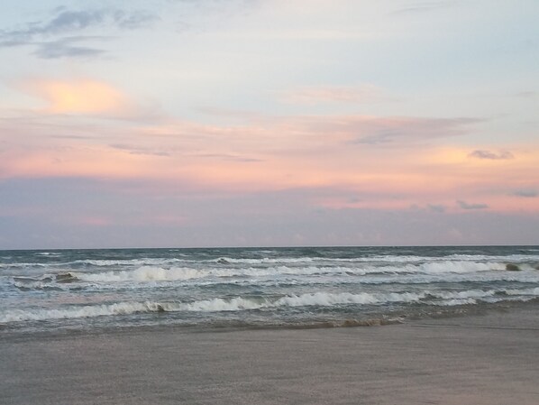 Playa en los alrededores, camastros y toallas de playa 