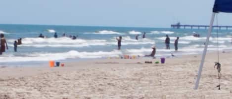 Beach nearby, sun-loungers, beach towels