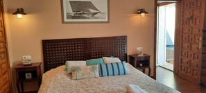 4 slaapkamers, een bureau, een strijkplank/strijkijzer, reisbedje