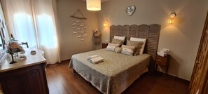 4 bedrooms, desk, iron/ironing board, travel cot - Marina in Empuriabrava with pool and mooring of 21 m in the Grand Canal (Empuriabrava)