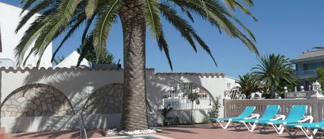 Een buitenzwembad en een verwarmd zwembad