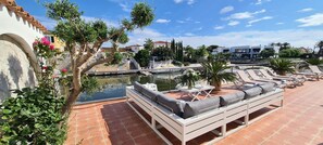 Eine Dachterrasse mit Sitzgelegenheiten im Freien, einem Pool und Blick auf die umliegenden Gebäude.