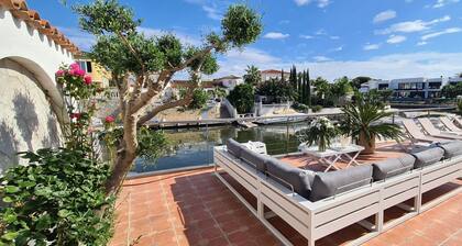 Marina in Empuriabrava with pool and mooring of 21 m in the Grand Canal