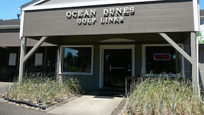 A building with a sign reading "Ocean Dunes Golf Links". - Florence old town (Florence)