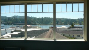 A room with a large window overlooking a railway bridge and a forested area. - Florence old town (Florence)