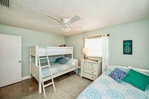 2 bedrooms, in-room safe, iron/ironing board, WiFi - The Little Sandy...#1 in Siesta! (Siesta Key)