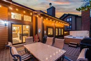 Outdoor dining - Ski, Hike, Relax ~ Hot Tub + Foosball Table Walk to Restaurants & coffee shop (Salt Lake City)