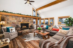 Smart TV, fireplace, DVD player, table football - Ski, Hike, Relax ~ Hot Tub + Foosball Table Walk to Restaurants & coffee shop (Salt Lake City)