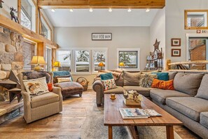 Smart TV, fireplace, DVD player, table football - Ski, Hike, Relax ~ Hot Tub + Foosball Table Walk to Restaurants & coffee shop (Salt Lake City)