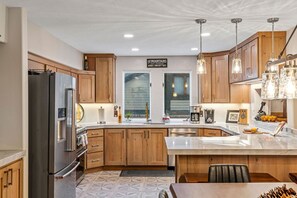 Fridge, microwave, oven, stovetop - Ski, Hike, Relax ~ Hot Tub + Foosball Table Walk to Restaurants & coffee shop (Salt Lake City)