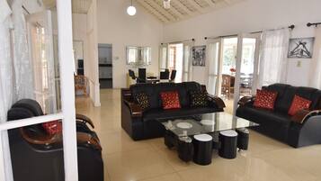 Smart-TV, Kamin, DVD-Player, Stereoanlage