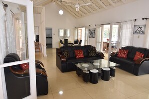 Smart TV, fireplace, DVD player, stereo