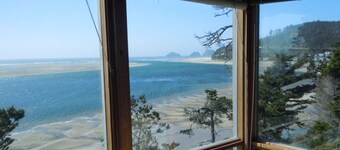 Cozy Beachfront Cabin with Panoramic View of Pacific Ocean and Netarts Bay