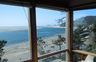 Cozy Beachfront Cabin with Panoramic View of Pacific Ocean and Netarts Bay