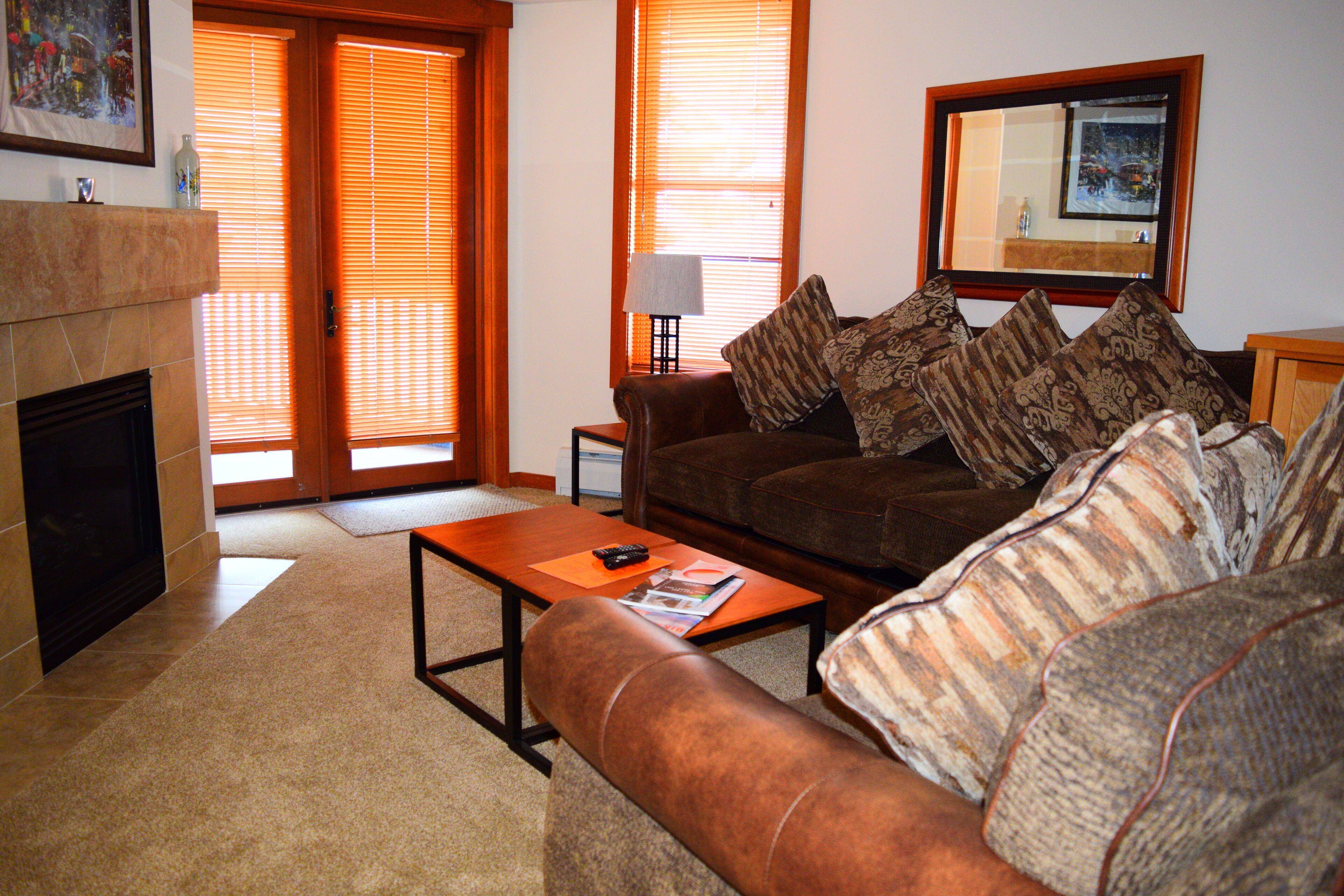 Una Smart TV, una chimenea, un reproductor estéreo