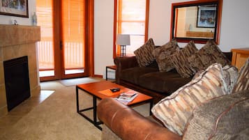 TV connectée, cheminée, chaîne hi-fi