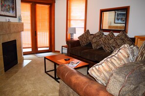 Una Smart TV, una chimenea, un reproductor estéreo