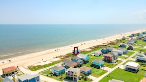 On the beach, beach towels - Amazing View, Gorgeous Beachfront, Huge Deck, Luxury Retreat-Sleeps 14, Starlink (Crystal Beach)