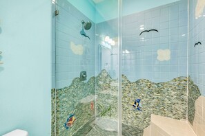 Combined shower/tub - Amazing View, Gorgeous Beachfront, Huge Deck, Luxury Retreat-Sleeps 14, Starlink (Crystal Beach)
