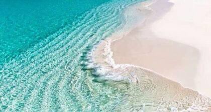 AWESOME LOCATION beachfront studio-walk to nightlife-restaurants-beach