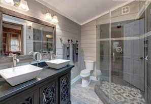 Suihkun ja ammeen yhdistelmä, hiustenkuivaaja, pyyhkeet, saippua