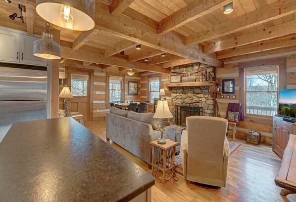 Älytelevisio, takka, DVD-soitin, pöytätennispöytä