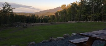 Campeggio privato per camper in White Mountains con vista ravvicinata della montagna Kinsman !!!