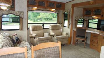 Smart-TV, Kamin, DVD-Player, Videothek