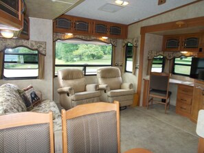 TV connectée, cheminée, lecteur de DVD, vidéothèque