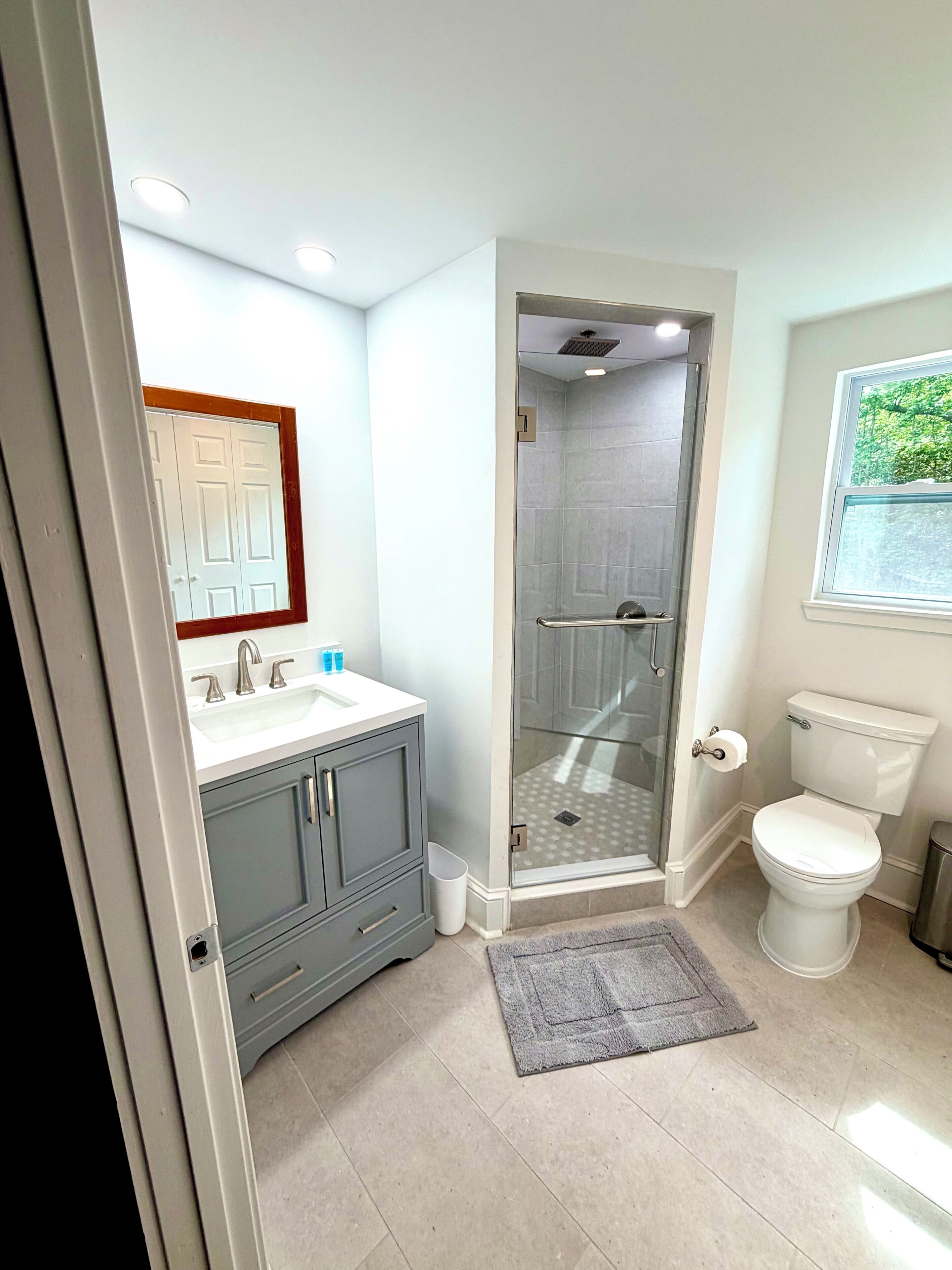 Combined shower/tub, towels, toilet paper
