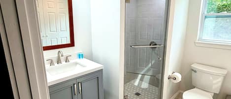 Combined shower/tub, towels, toilet paper
