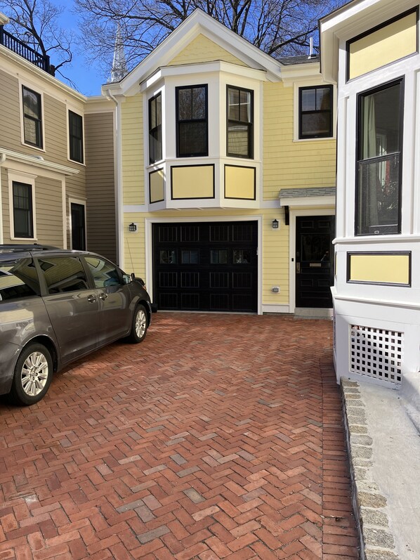 Property grounds - Airy new apt for 2-6. Off-street parking. Walk to shops/restaurants/subway/bus (Jamaica Plain)