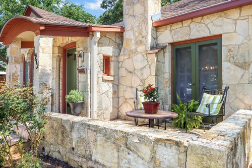 WALK EVERYWHERE, steps to Historic Downtown Boerne, 1920's cottage sleeps 4!