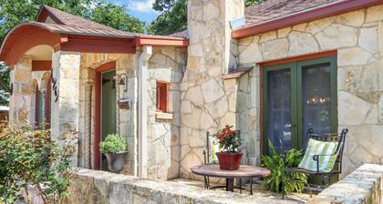 WALK EVERYWHERE, steps to Historic Downtown Boerne, 1920's cottage sleeps 4!