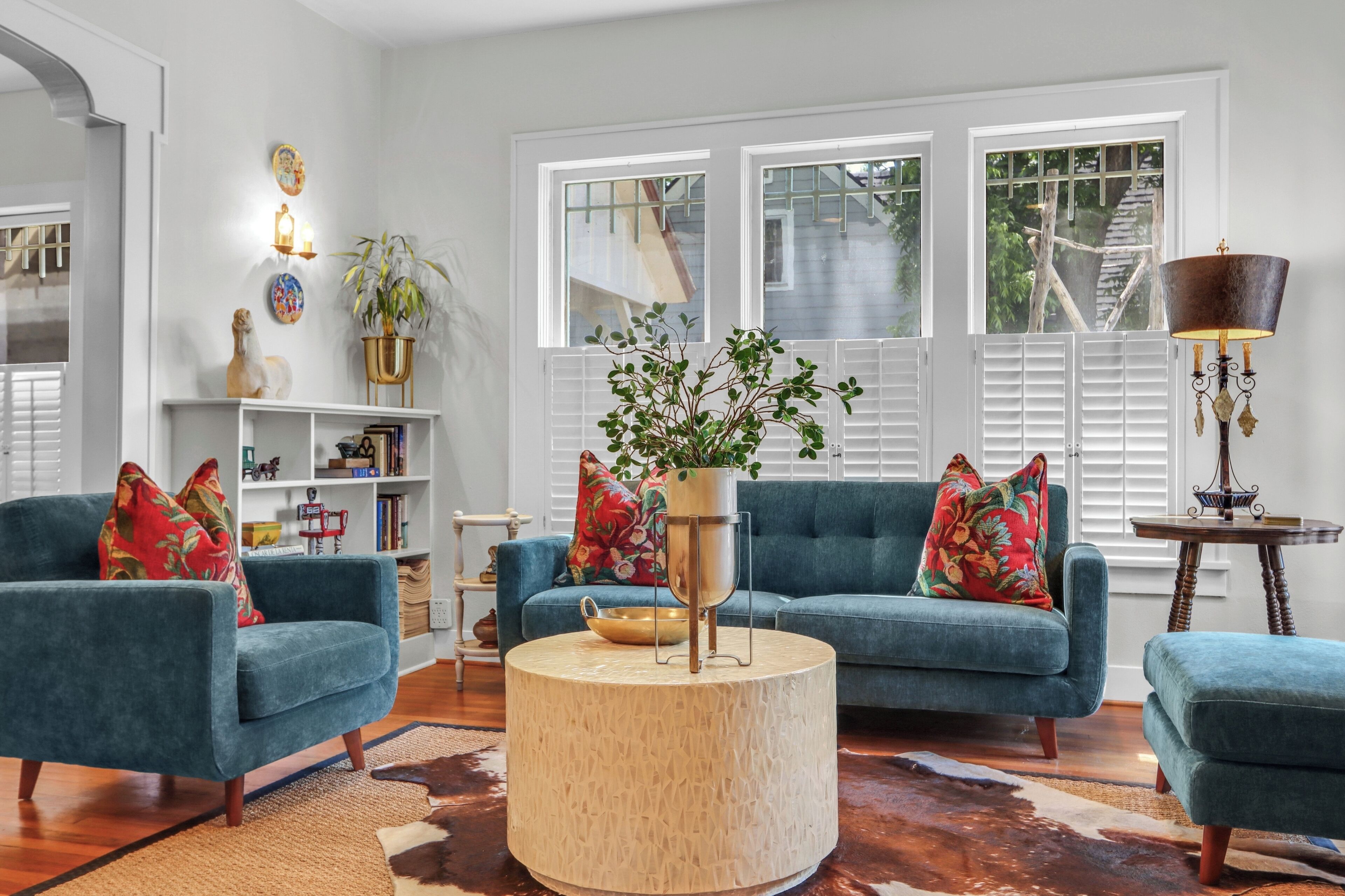 Smart TV, fireplace, DVD player, books