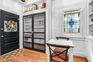 Dining - WALK EVERYWHERE, steps to Historic Downtown Boerne, 1920's cottage sleeps 4! (Boerne)