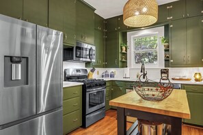 Fridge, microwave, oven, stovetop - WALK EVERYWHERE, steps to Historic Downtown Boerne, 1920's cottage sleeps 6! (Boerne)