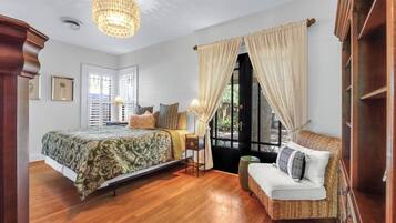 2 bedrooms, desk, iron/ironing board, WiFi