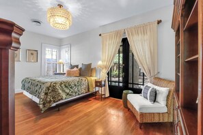 2 bedrooms, desk, iron/ironing board, WiFi - WALK EVERYWHERE, steps to Historic Downtown Boerne, 1920's cottage sleeps 4! (Boerne)