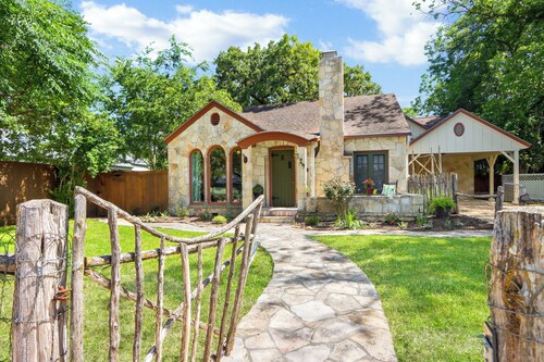 WALK EVERYWHERE, steps to Historic Downtown Boerne, 1920's cottage sleeps 4!
