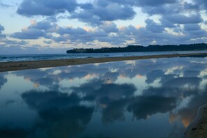 Playa en los alrededores, camastros y toallas de playa 