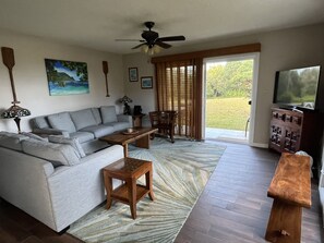 Smart-TV, DVD-Player, Bücher, Stereoanlage