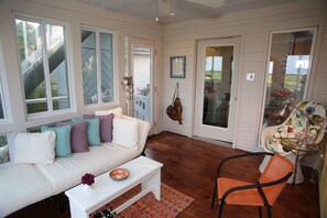 Tv, eldstad, dvd-spelare och böcker