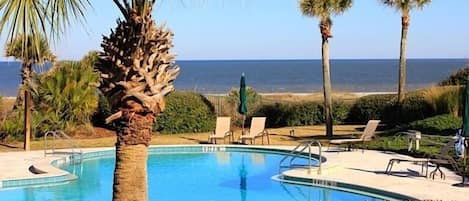 Piscina all'aperto, una piscina riscaldata